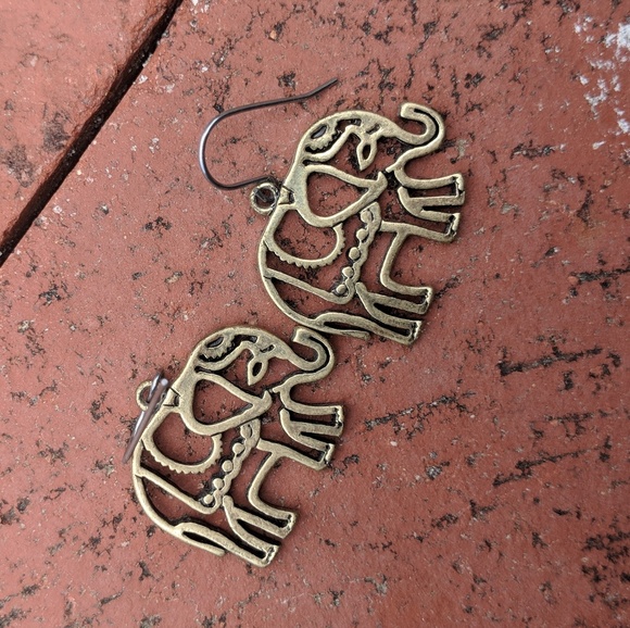 SALE โจ Little Brass Elephant Earrings - Picture 2 of 4